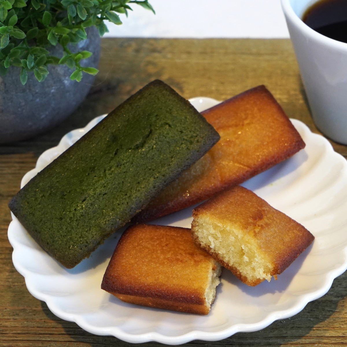 梅の花の豆乳を使用したフィナンシェ10個入（プレーン5個・抹茶5個）